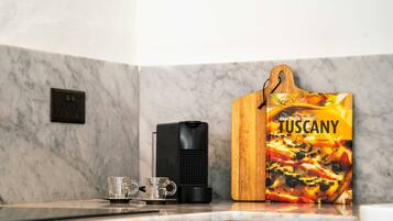 Réfrigérateur, four, cafetière/bouilloire, grille-pain