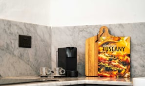 Réfrigérateur, four, cafetière/bouilloire, grille-pain