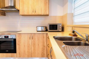 Køleskab, mikrobølgeovn, ovn, kogeplade