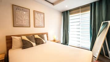 3 bedrooms, desk, iron/ironing board, travel crib