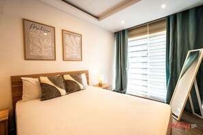 3 bedrooms, desk, iron/ironing board, travel crib