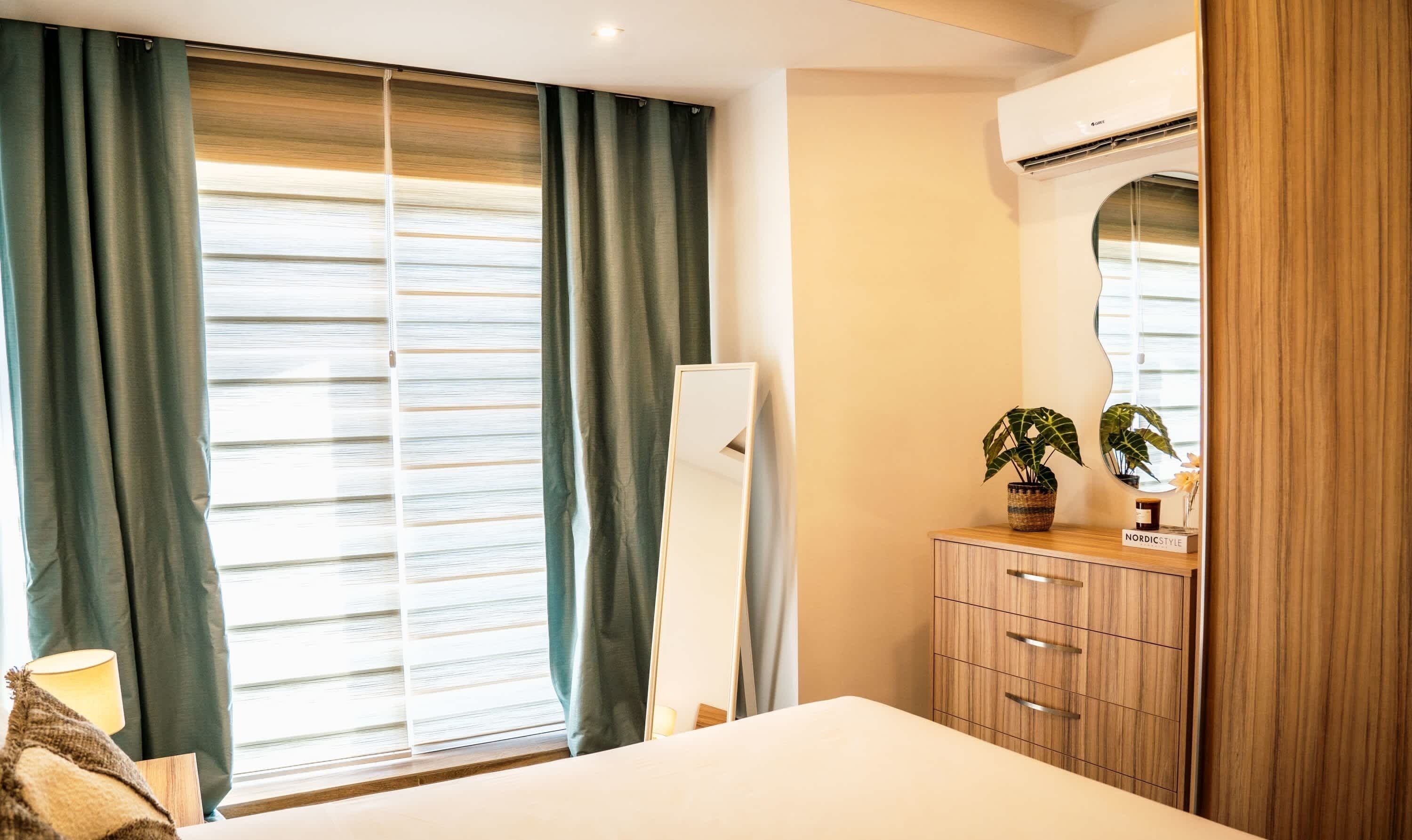 3 habitaciones, escritorio y tabla de planchar con plancha 