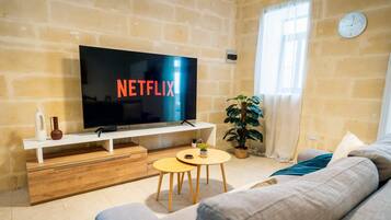 Una televisión, una oficina