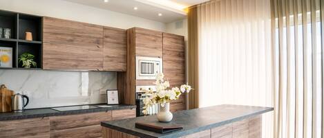 Kühlschrank, Mikrowelle, Ofen, Wasserkocher mit Kaffee-/Teezubehör