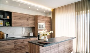 Køleskab, mikrobølgeovn, ovn, kaffe-/temaskine