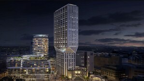 Un hotel moderno de gran altura con varios pisos, un diseño arquitectónico único y una fachada bien iluminada.