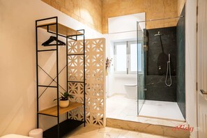 Ducha, secador de pelo, toallas, shampoo
