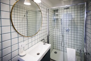 Shower, towels - Bocconi Apartments by Rentopolis (Milan)