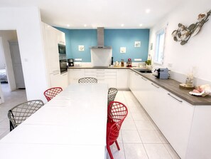 Fridge, microwave, oven, stovetop - Spacious house near the lighthouse with Wi-Fi, pets allowed, parking, close to beach for 8 people (La Tranche-sur-Mer)