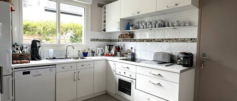 Jääkaappi, mikroaaltouuni, uuni, liesi