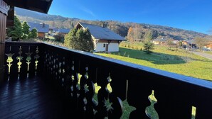 A balcony with a view of a village, houses, and mountains. - Cozy duplex for 6 in Morillon with parking (Morillon Village)