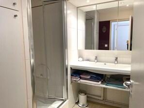 Bathroom - La Grande Motte: Apartment 2 pers, AC, Parking (La Grande-Motte)