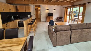Interior - Bright duplex apt 8 people, 250m from slopes, pets allowed (Les Deux Alpes)