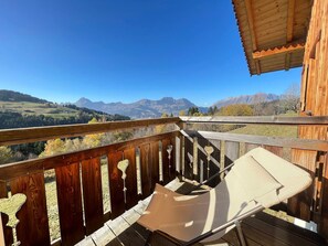 Eine Holzterrasse mit Bergblick.