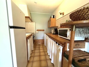 Køleskab, mikrobølgeovn, ovn, kogeplade