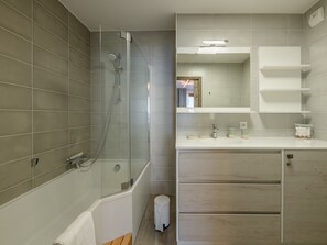 Sèche-cheveux, serviettes fournies