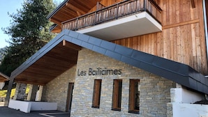 Un edificio con fachada de piedra y balcón de madera.