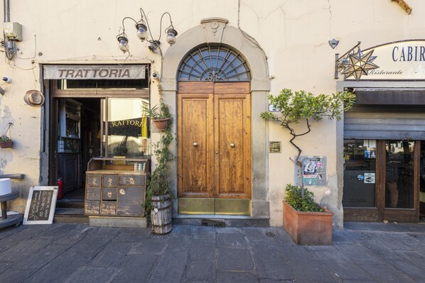 Front of property - Bella Vista City View by MMega (Florence)