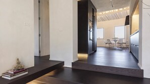 Een modern interieur met een trap naar een eethoek.