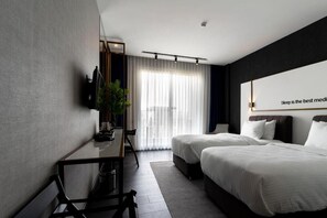 客房内保险箱、办公桌、隔音、熨斗/熨板