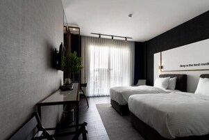 Pengeskab på værelset, skrivebord, lydisolering, strygejern/strygebræt