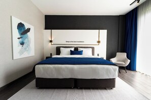 Quarto casal ou duplo superluxo, sacada, vista para a cidade | Cofres nos quartos, escrivaninha, quartos à prova de som