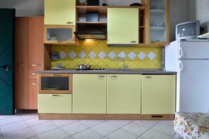 Fridge, stovetop, coffee/tea maker, cookware/dishes/utensils