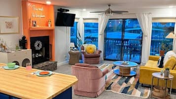 Smart TV, chimenea, libros y estéreo