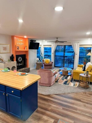 TV connectée, cheminée, livres, chaîne hi-fi