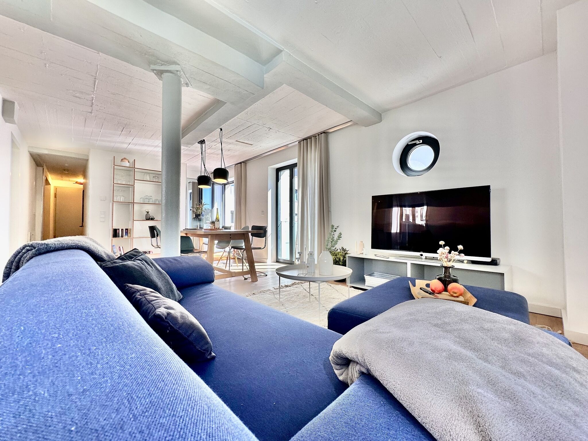 TV, bøker, filmbibliotek og stereoanlegg