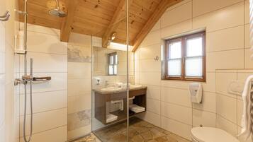 Dusche, Haartrockner, Handtücher