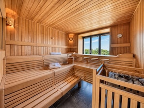 En sauna med træbænke, et vindue med udsigt og et ur på væggen.