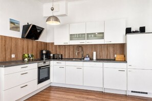 Wasserkocher mit Kaffee-/Teezubehör, Kühlschrank, Ofen, Herdplatte
