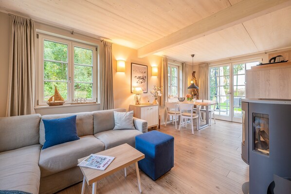 TV, fireplace, ping pong, books