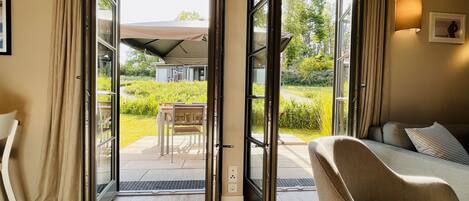 TV, fireplace, table tennis, books