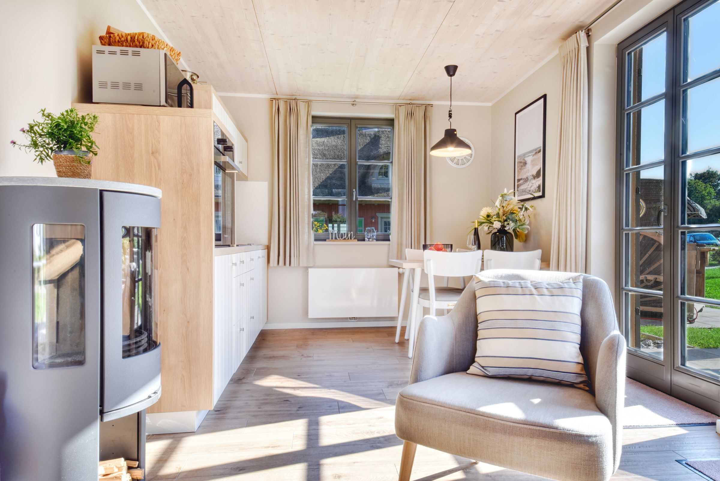 Télévision, cheminée, table de tennis de table, livres