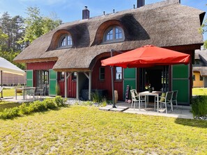 Outdoor dining - Newly built, modern, exclusive - that describes the Klein Stresow vacation village (Klein Stresow)