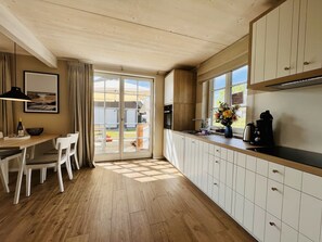 Kjøleskap, ovn, kokeplater og oppvaskmaskin