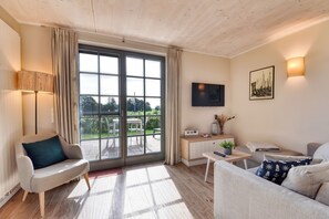 TV, table tennis, stereo