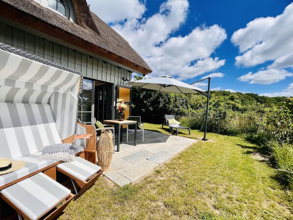 Outdoor dining - Newly built, modern, exclusive - that describes the Klein Stresow vacation village (Klein Stresow)