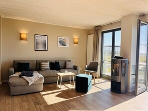 Televisión, chimenea, mesa de ping pong