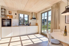 ثلاجة، فرن، موقد طهي مسطح، غسالة أطباق