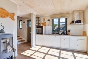 ثلاجة، فرن، موقد طهي مسطح، غسالة أطباق