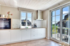 Een koelkast, een oven, een kookplaat, een vaatwasser