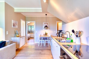 Kylskåp, mikrovågsugn, ugn och spishäll