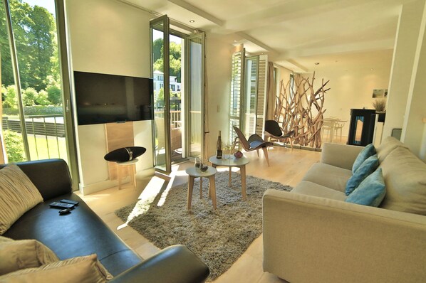 TV, bøker og stereoanlegg