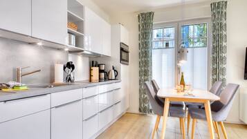 Frigorífico, horno, placa de cocina y lavavajillas