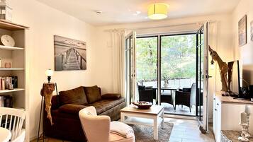 Una televisión, una mesa de tenis de mesa, un reproductor estéreo