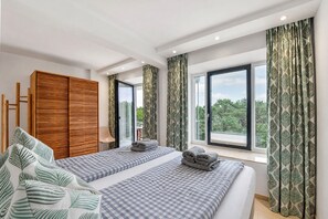 2 bedrooms, iron/ironing board, WiFi (free)