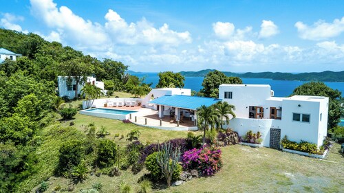 BVI VILLAGE - SUMMER DISCOUNT at bohemian-style hilltop villa & pool
